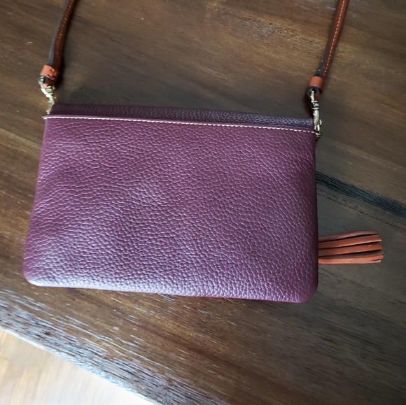 Beautiful bordeaux Dooney & Bourke crossbody - Picture 2 of 11
